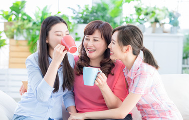 Canvas Print - Mom and daughters drink together