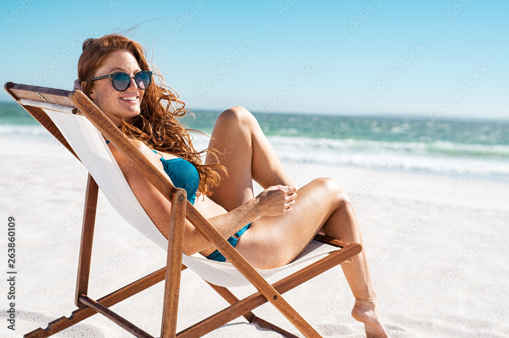 Beautiful woman relaxing at beach - obrazy, fototapety, plakaty 