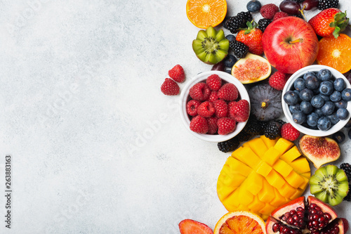 Fotografía Healthy raw rainbow fruits, mango papaya strawberries oranges passion fruits ber