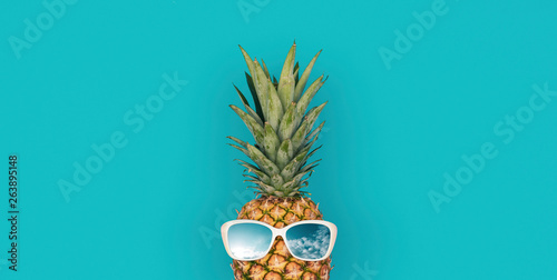 Cuadros en Lienzo Funny pineapple with sunglasses