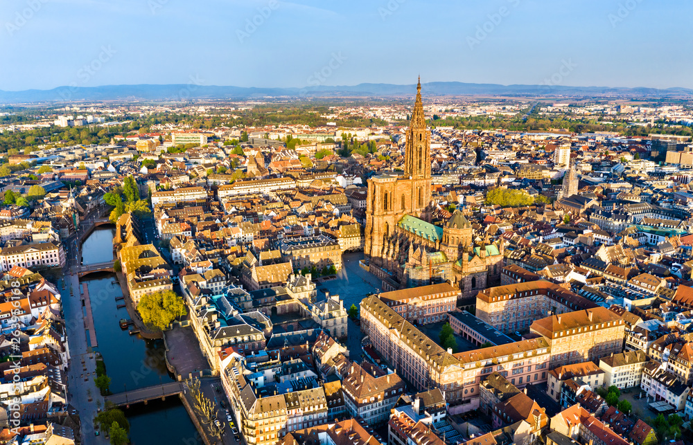 Aerial view of Strasbourg Cathedral in Alsace, France - obrazy, fototapety, plakaty 
