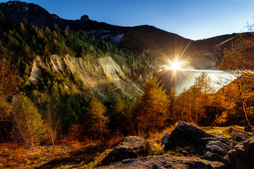 night capture of a dam in the alps