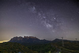Fototapeta Kosmos - Vía Láctea desde el Bosc de les Creus con vistas a Montserrat