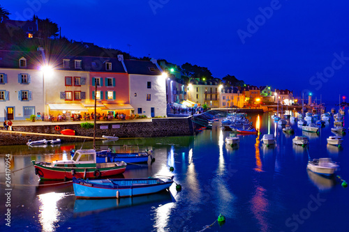 Pinturas sobre lienzo  france; brittany,belle-île-en-mer  island  : sauzon port at twilight