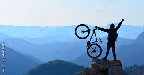  Fototapety rowery   patrzac-na-szczyt