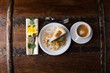 Różneciastka i torciki jako przystawki podane na talerzu prezentowane na pokazach kulinarnych