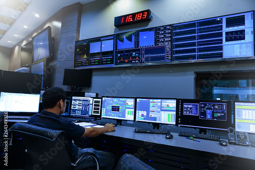 Engineer looking to work in the electrical control room Tapéta, Fotótapéta