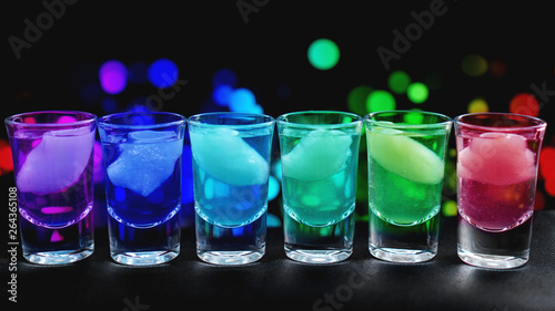 Fotografía Variation of hard alcoholic shots with ice served on bar counter