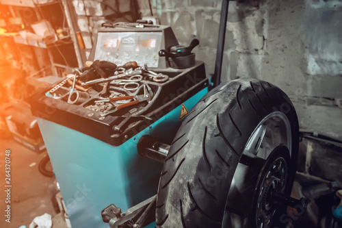 Fotografía tire service of a motorcycle wheel. Tire balancing