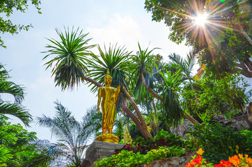 Wall Mural - statua di buddha dorata a bangkok golden mount