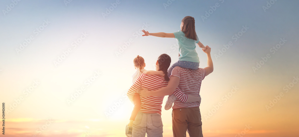 happy family at sunset. - obrazy, fototapety, plakaty 