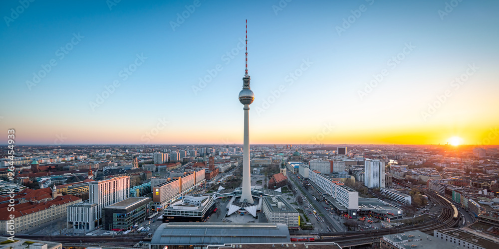 Skyline von Berlin mit Fernsehturm bei Sonnenuntergang - obrazy, fototapety, plakaty 