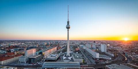 Fototapete - Skyline von Berlin mit Fernsehturm bei Sonnenuntergang