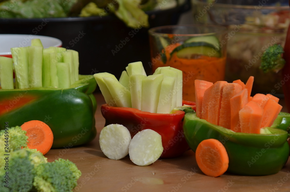 Stock-Foto „Deko Gemüse Zug mit Möhren und Gurken“
