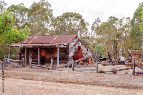 Fotomural Abandoned Australian Homestead In The Bush
