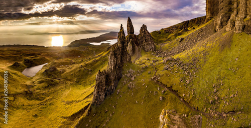 Fotomural Aerial view of the Old Man of Storr and the Storr cliffs on the Isle of Skye in