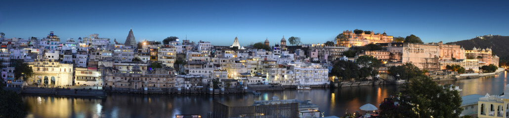 Fototapete - beautiful panoramic night view of Udaipur city in Rajastan, India with famous Pichola lake and historical buildings