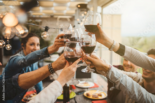 Fotografía Young friends celebrating at a dinner at sunset - Detail of hands while toasting
