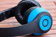 Blauer stylischer BlBlauer stylischer Bluetooth-Kopfhörer mit Bedienelementen an der Seite und Klinkenanschlussuetooth-Kopfhörer mit Bedienelementen an der Seite und Klinkenanschluss