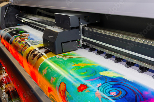 Cuadros en Lienzo Large format printing machine in operation. Industry