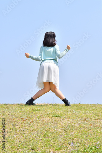 青空でポーズをきめる女の子 後姿 Stock 写真 Adobe Stock 青空でポーズをきめる女の子 後姿 Stock 写真 Adobe Stock