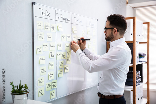 Fotomural Businessman Writing On Sticky Notes