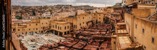 Fotografía View inside of old medina in Fes, a traditional and old tannery with workers working making methods of leather in the city Fes, Morocco, in april of 2019