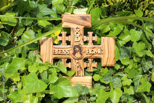 Croix De Jerusalem En Bois D Olivier Representant Jesus Christ Jerusalem Cross In Olive Wood Depicting Jesus Christ Stock Photo Adobe Stock