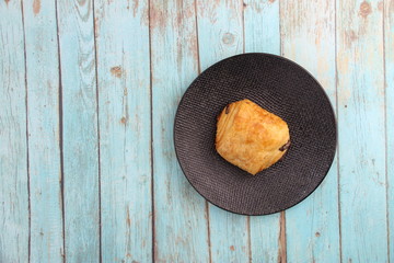 Wall Mural - Pain au chocolat sur une assiette