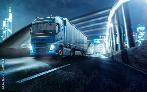 Cuadros en Lienzo LKW bei Nacht in einer Stadt