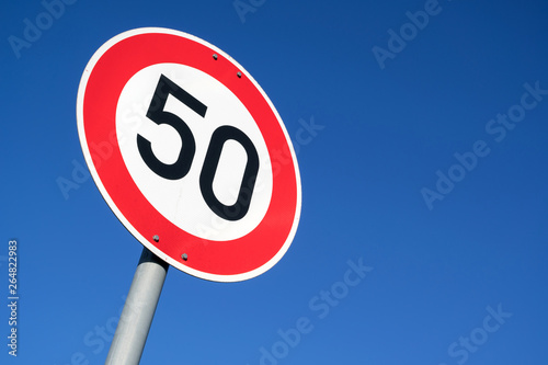 Fotografía German road sign: speed limit 50 km/h