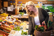 Frau kauft Lebensmittel, Gemüse und Obst vom Markt 