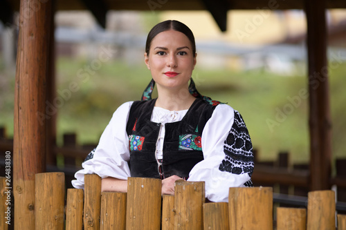 Fotografía Slovak folklore. Slovakian folklore girl.