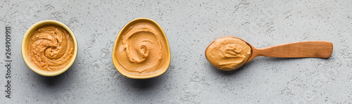 Fotografía Bowls and spoon with peanut butter