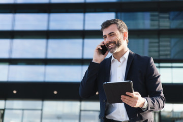 hombre de negocios hablando por teléfono sonriente