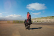 magnifique jeune femme et son cheval sur la plage