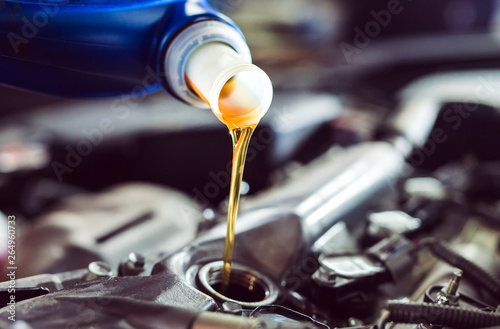 Fotomural Motor oil pouring to car engine.