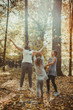 Rodzina bawi się w lesie jesień liście zabawa radość zdrowie szczęście