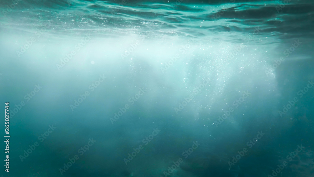 Abstract image of lots of bubbles floating in clear turqouise sesa water - obrazy, fototapety, plakaty 