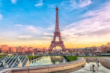  Wieża Eiffla o zachodzie słońca w Paryżu, Francja. Tło romantycznej podróży