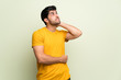 © luismolinero - Young man over pink wall thinking an idea while scratching head