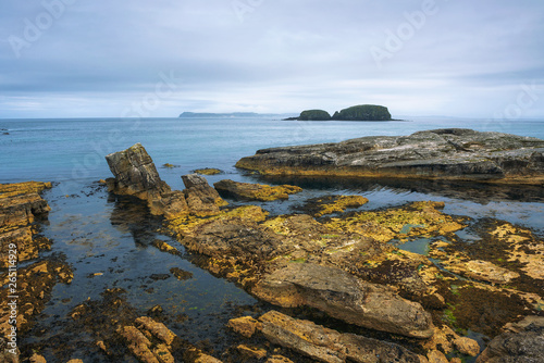 Dramatic landscape of the Ballintoy Harbor shoreline in Northern Ireland Tableau sur Toile