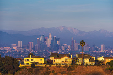 Fototapete - Luxury villas of Los Angeles in California with city skyline in the background