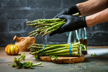 Frischer grüner und weisser spargel auf dunkelem Hintergrund