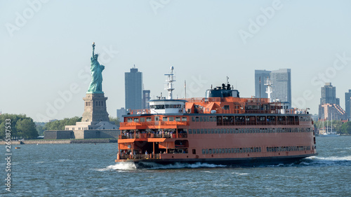 Fotografía ferry downtown New York City Statue of Liberty