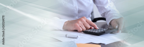 Fotografía Woman doing her accounting. panoramic banner