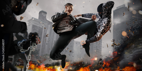Dekoracja na wymiar street-fighter-super-heroin-action-wokol-ognia-i-zadymionego-miasta