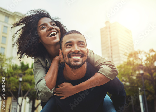 Fotomural Young couple in love having fun in the city