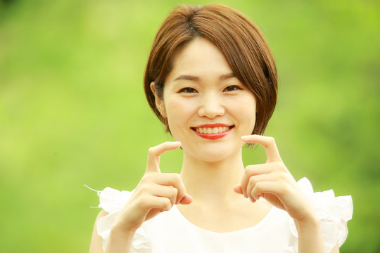 手話を話す女性「あいさつ」