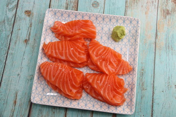 Canvas Print - Sashimi saumon et wasabi sur une assiette